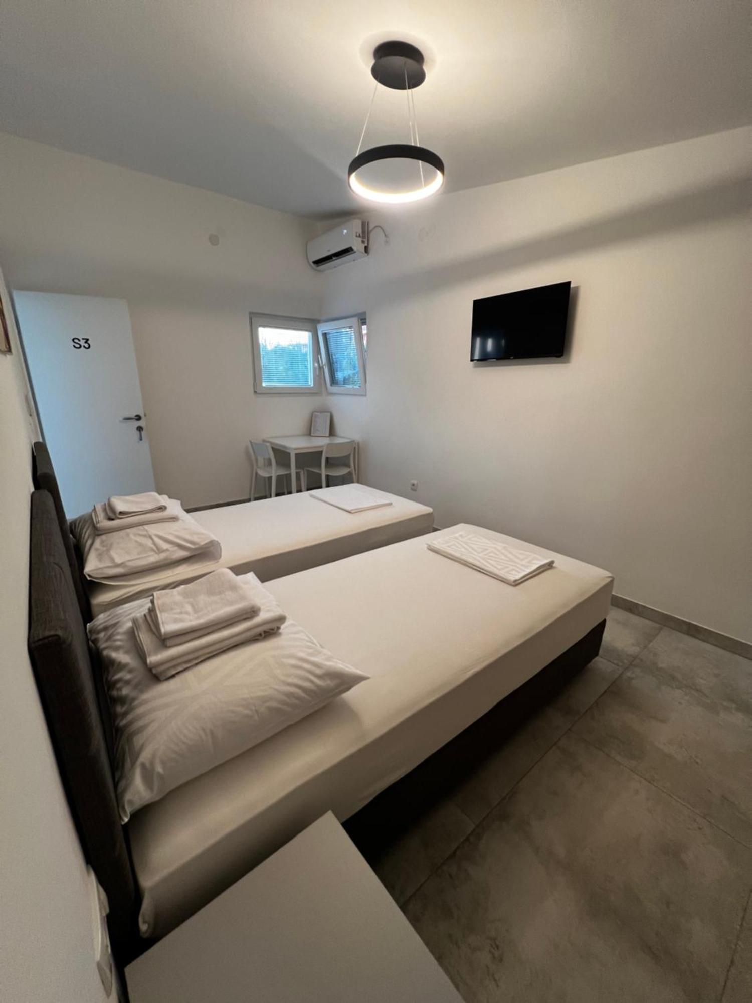 Apartmani Lovren Новаля Екстер'єр фото